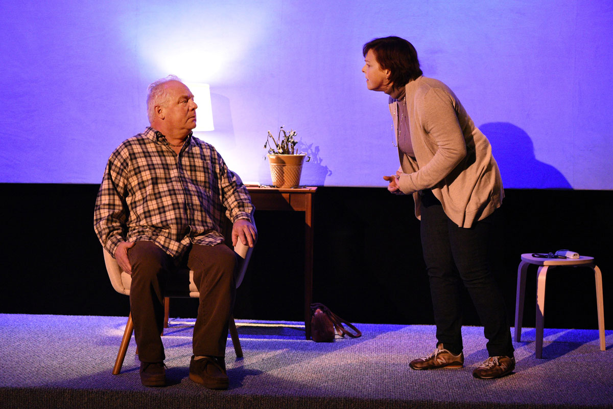 Luc Senay et Maude Guérin (crédit photo : Caroline Laberge) Luc Senay et Maude Guérin, sous la direction de Chloé Robichaud à la mise en scène, apportent toute l’authenticité, la fraîcheur et l’humour qui rendent ce texte lumineux malgré son sujet sombre.