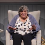 Seule sur scène, une femme (interprétée par Marie-Thé Morin) raconte son attente de transfert vers une résidence pour personnes âgées avec son mari, dont la santé faiblit.