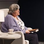 Seule sur scène, une femme (interprétée par Marie-Thé Morin) raconte son attente de transfert vers une résidence pour personnes âgées avec son mari, dont la santé faiblit.