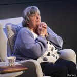 Seule sur scène, une femme (interprétée par Marie-Thé Morin) raconte son attente de transfert vers une résidence pour personnes âgées avec son mari, dont la santé faiblit.